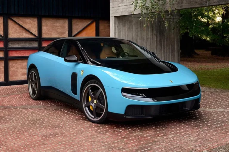 Ferrari ilk elektrik modelini Jony Ive ilə təqdim etdi