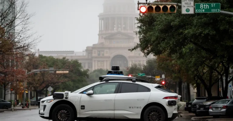 Waymo su basmış yollara görə robotaksilərini geri çağırdı