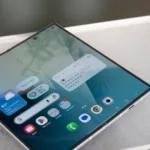 Samsung qatlanan ekranlarda qırış və dayanıqlılığı yeniləyir