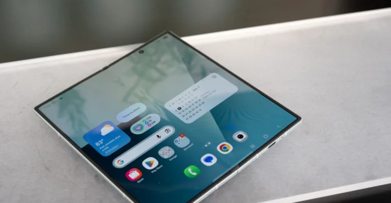 Samsung qatlanan ekranlarda qırış və dayanıqlılığı yeniləyir