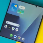 Samsung Apple ın qatlanabilən iPhone ı öncəsi kursunu sərtləşdirir